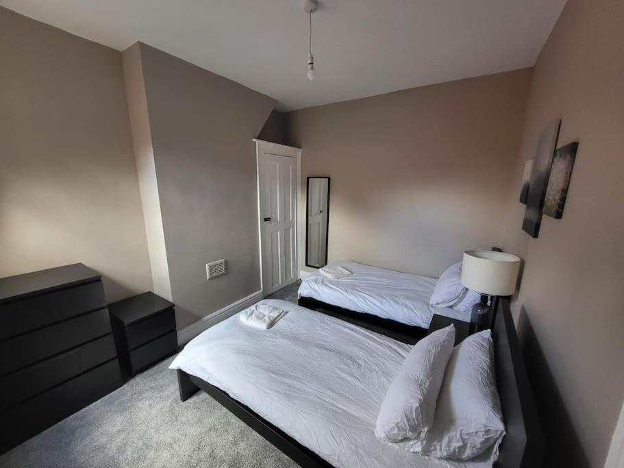 Appartement 4 Bedroom House, 8 Min To City! *