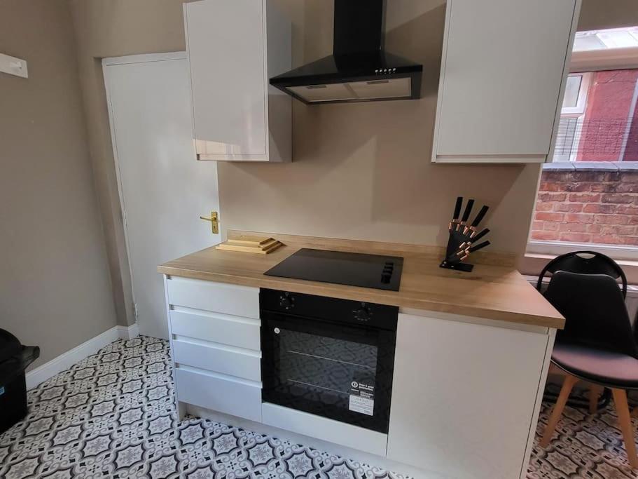 4 Bedroom House, 8 Min To City! * Manchester