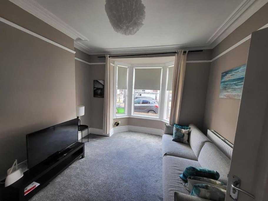4 Bedroom House, 8 Min To City! Manchester
