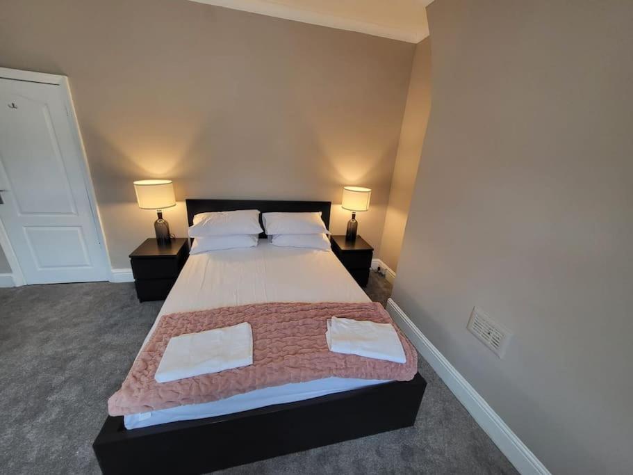 4 Bedroom House, 8 Min To City! *