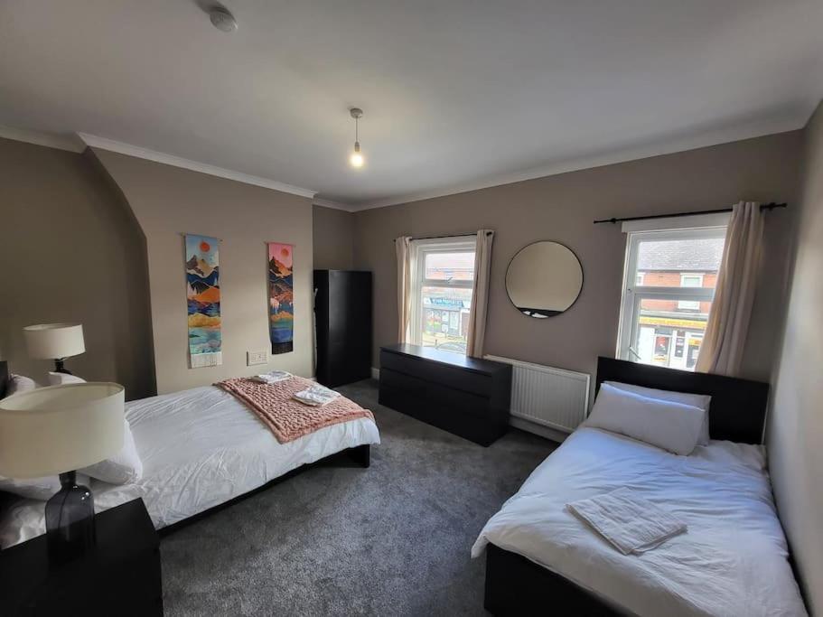 4 Bedroom House, 8 Min To City! Appartement *