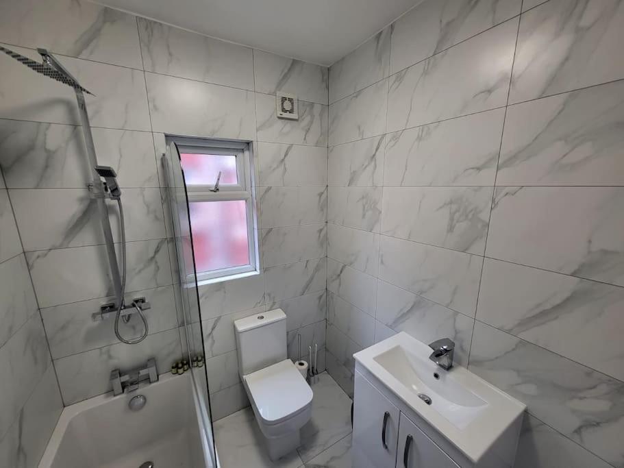 4 Bedroom House, 8 Min To City! * Manchester