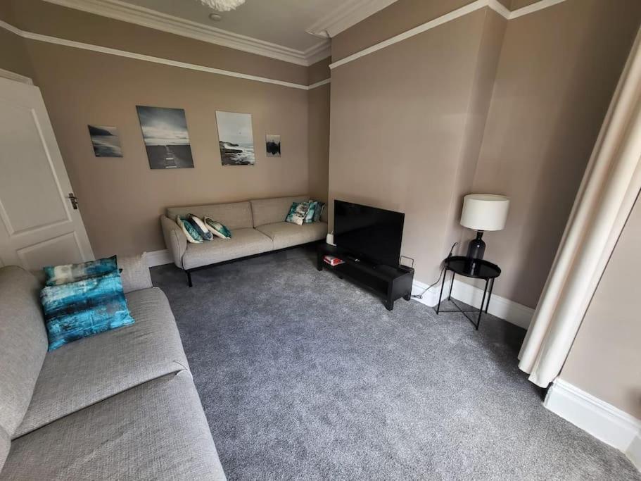 Appartement 4 Bedroom House, 8 Min To City!