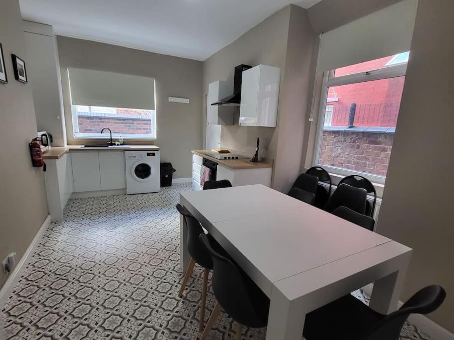 4 Bedroom House, 8 Min To City! Manchester