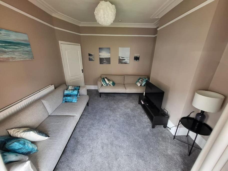 4 Bedroom House, 8 Min To City! Appartement *
