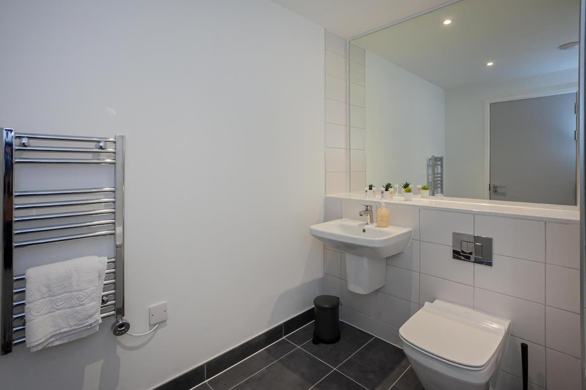 Spacious 2 Bed In Apartment