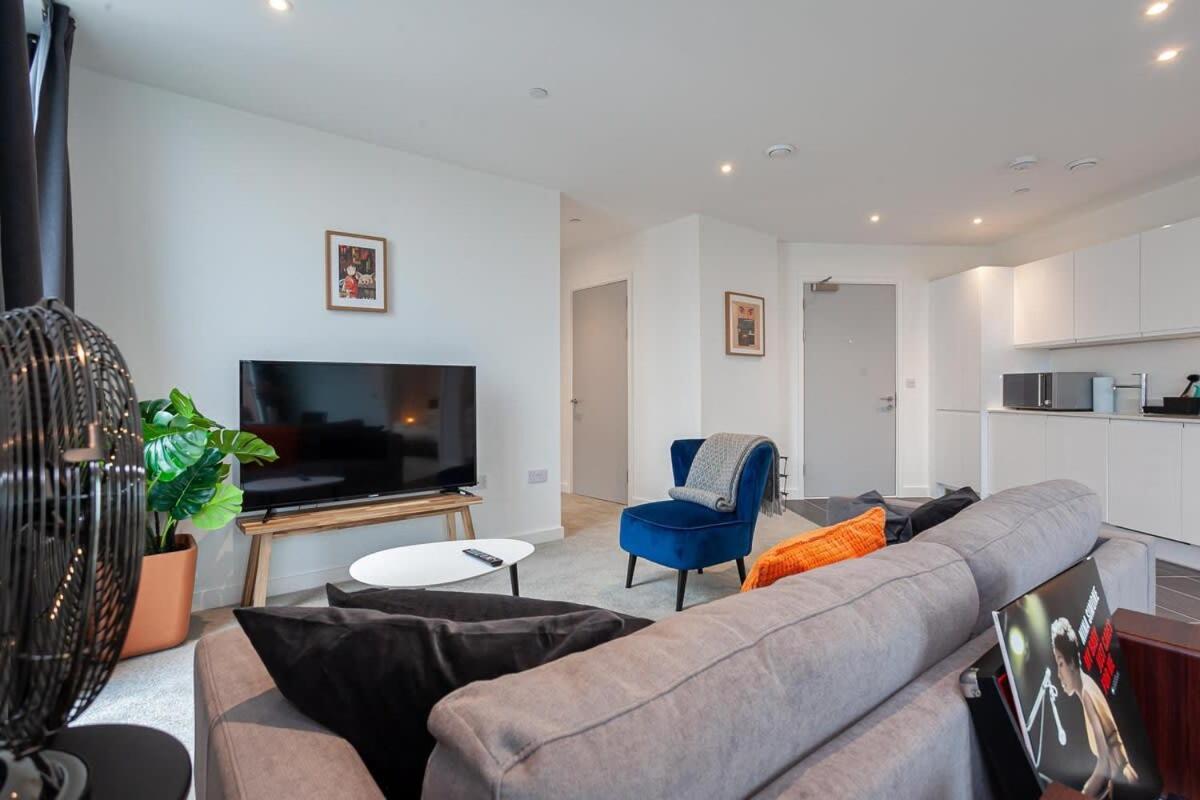 Spacious 2 Bed In Apartment *