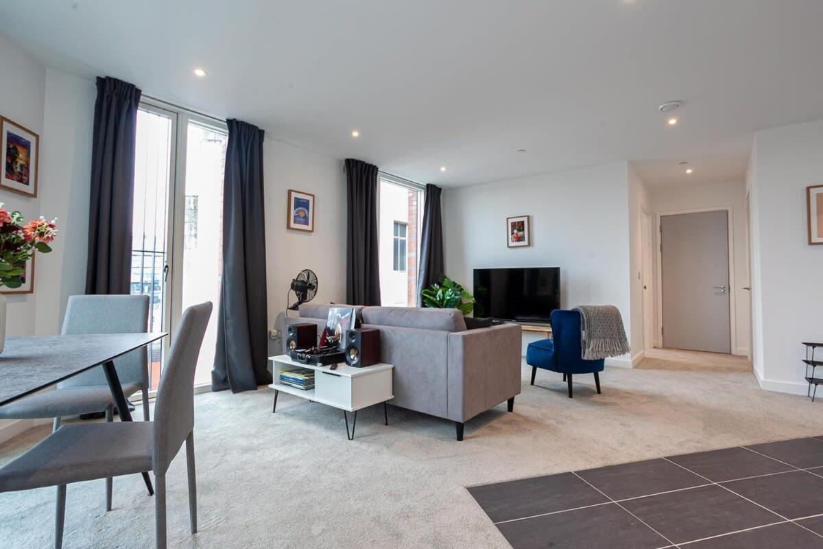 Spacious 2 Bed In Apartment Manchester