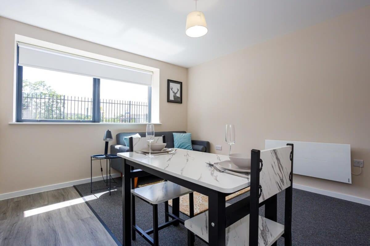 Bright & Spacious 1 Bedroom Apartment *