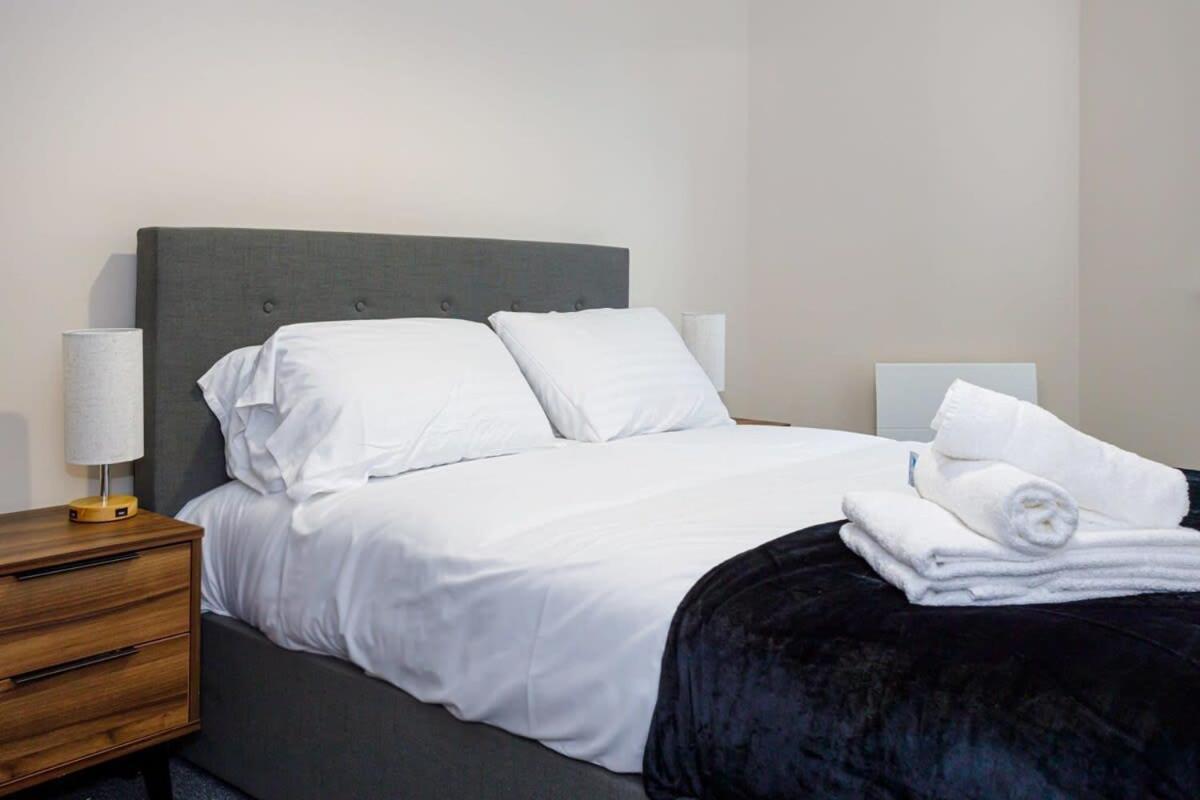 Apartment Stylish And Bright 2 Bedroom *