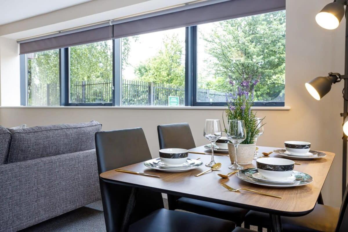 Modern 2 Bedroom Apartment *