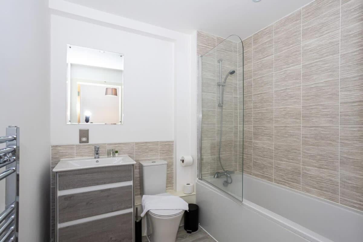 Smart 1 Bedroom In Salford Apartment