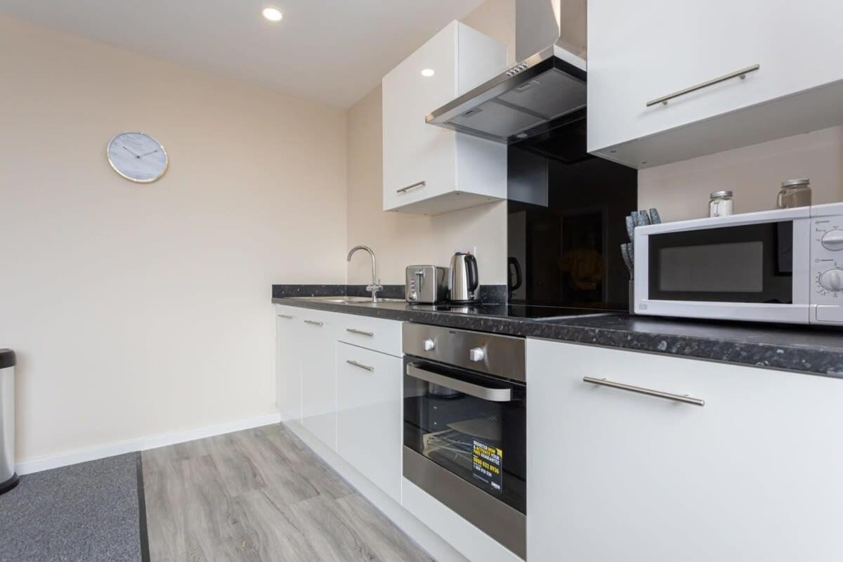Modern & Bright 1 Bedroom Salford