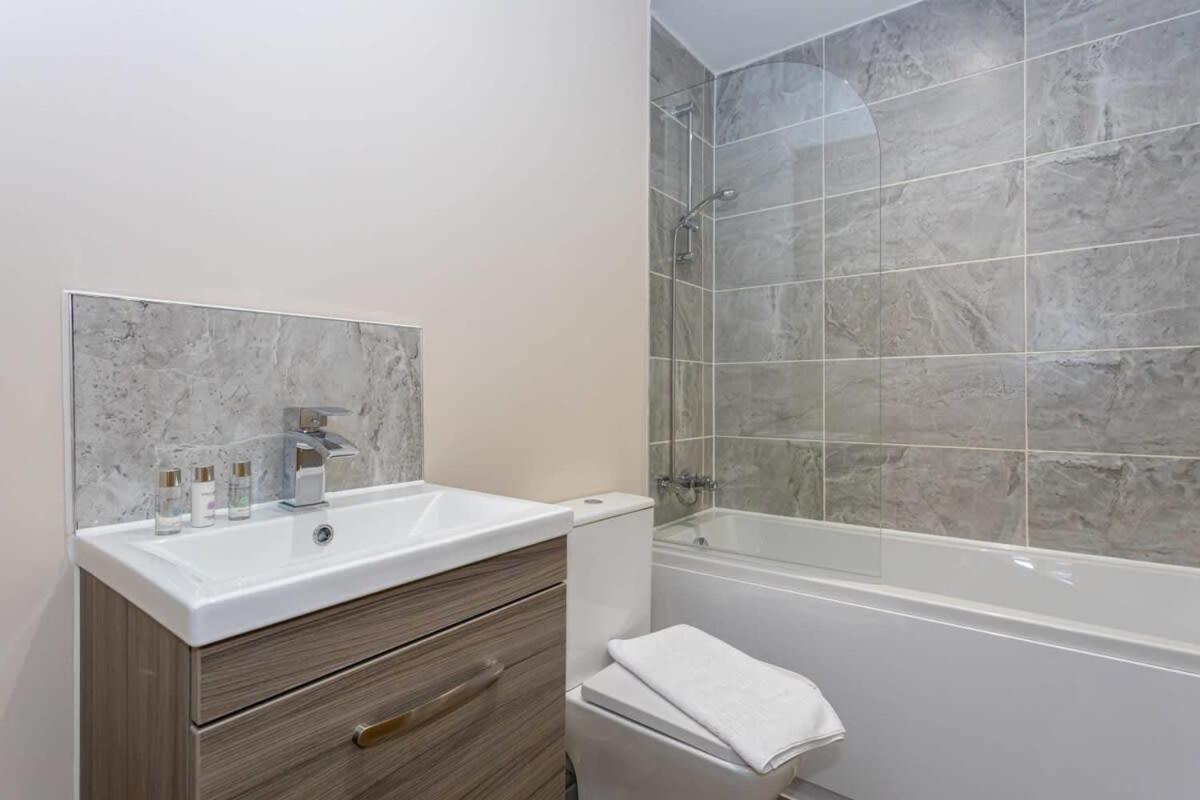 Modern & Bright 1 Bedroom Salford Apartment *