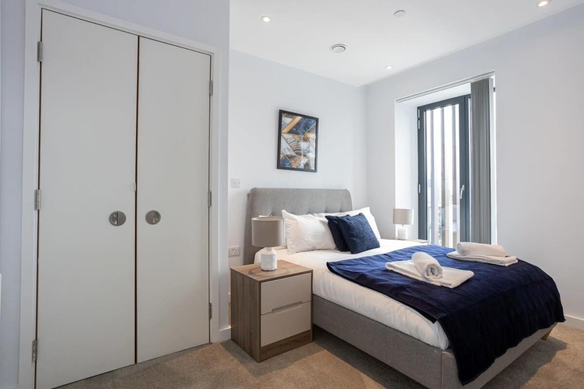 Apartment Stunning 2 Bedroom *