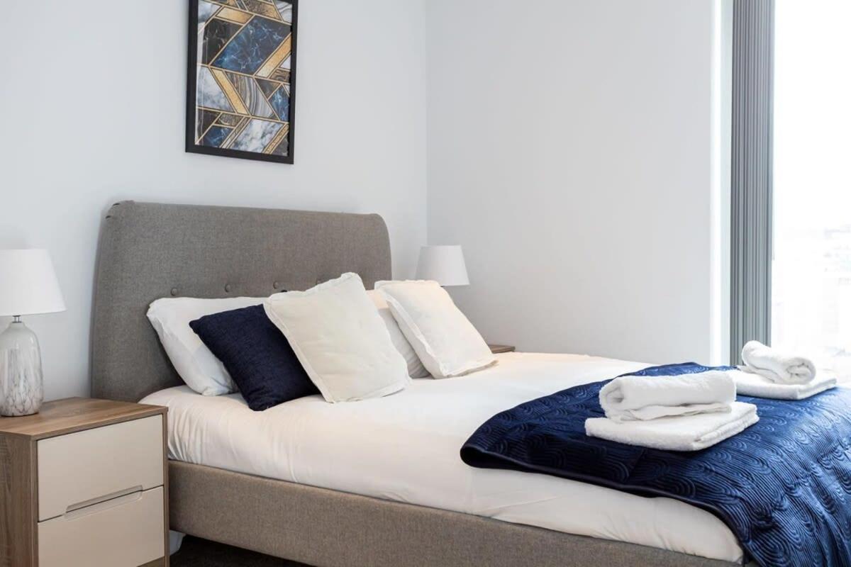 Apartment Stunning 2 Bedroom *
