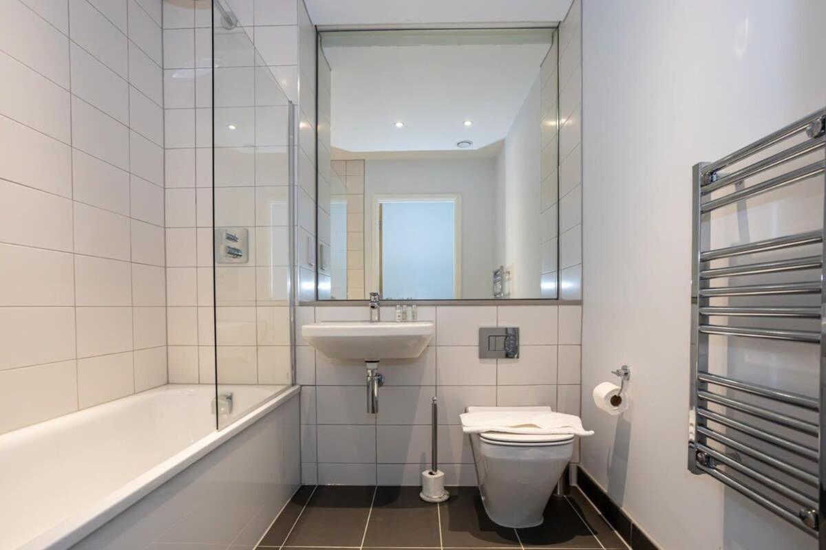 Apartment Stunning 2 Bedroom *