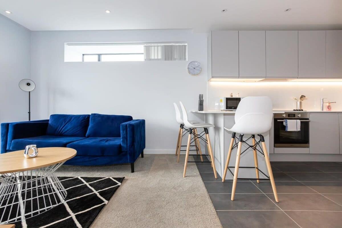 Apartment Stunning 2 Bedroom *