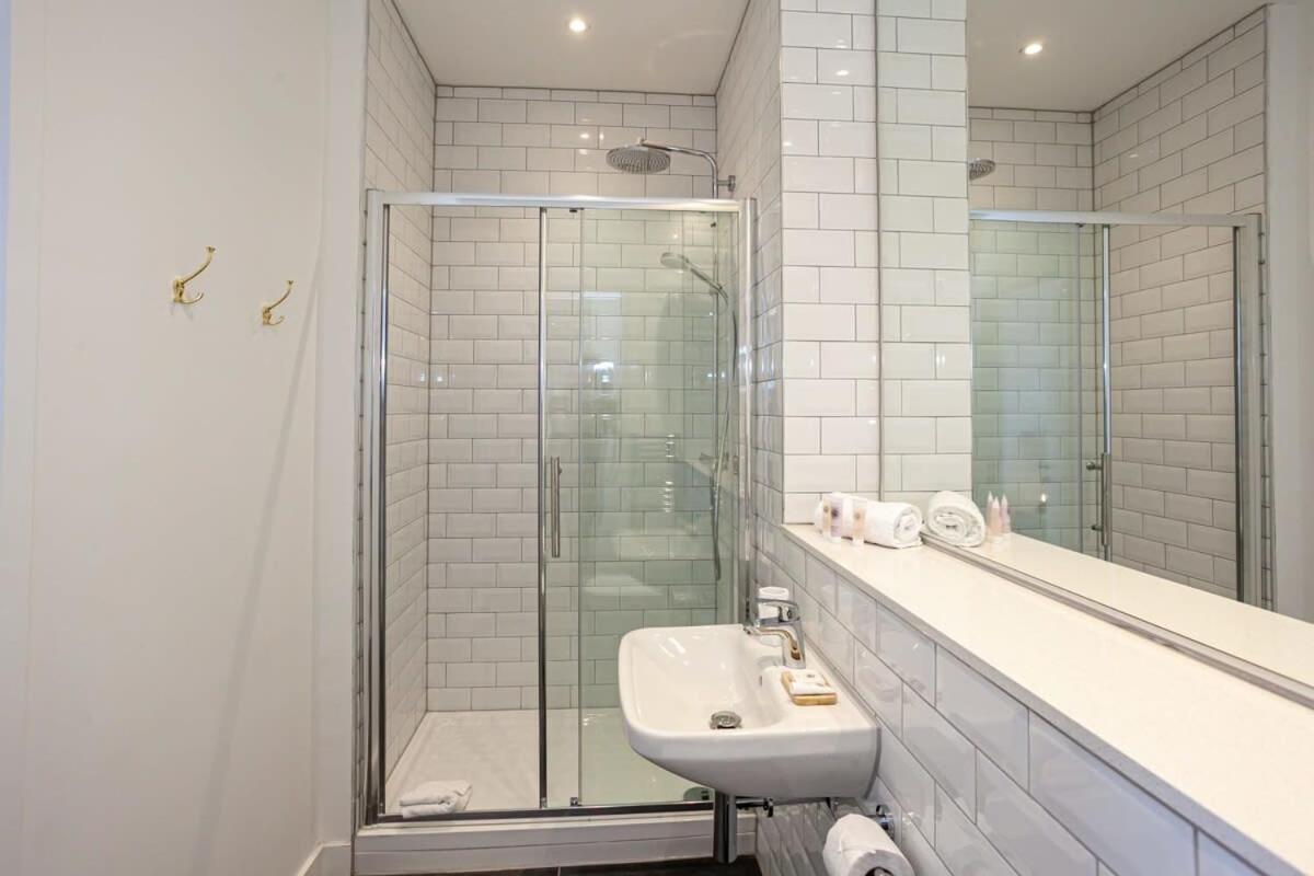 Apartment Superb 2bed 2bath 5min Walk To Victoria Station *