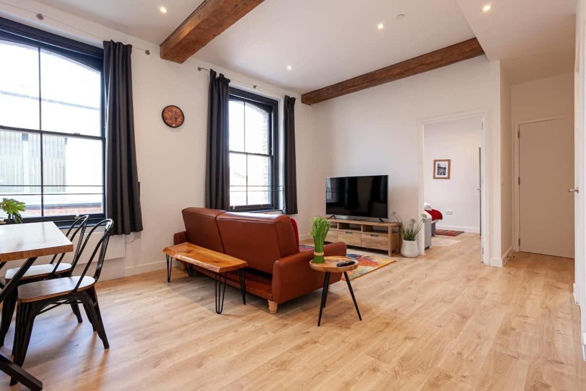 Superb 2bed 2bath 5min Walk To Victoria Station Apartment *