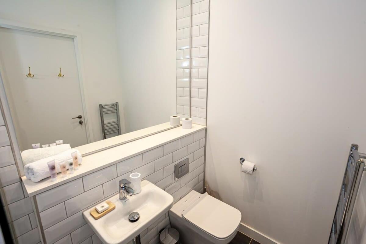 Superb 2bed 2bath 5min Walk To Victoria Station Apartment Manchester