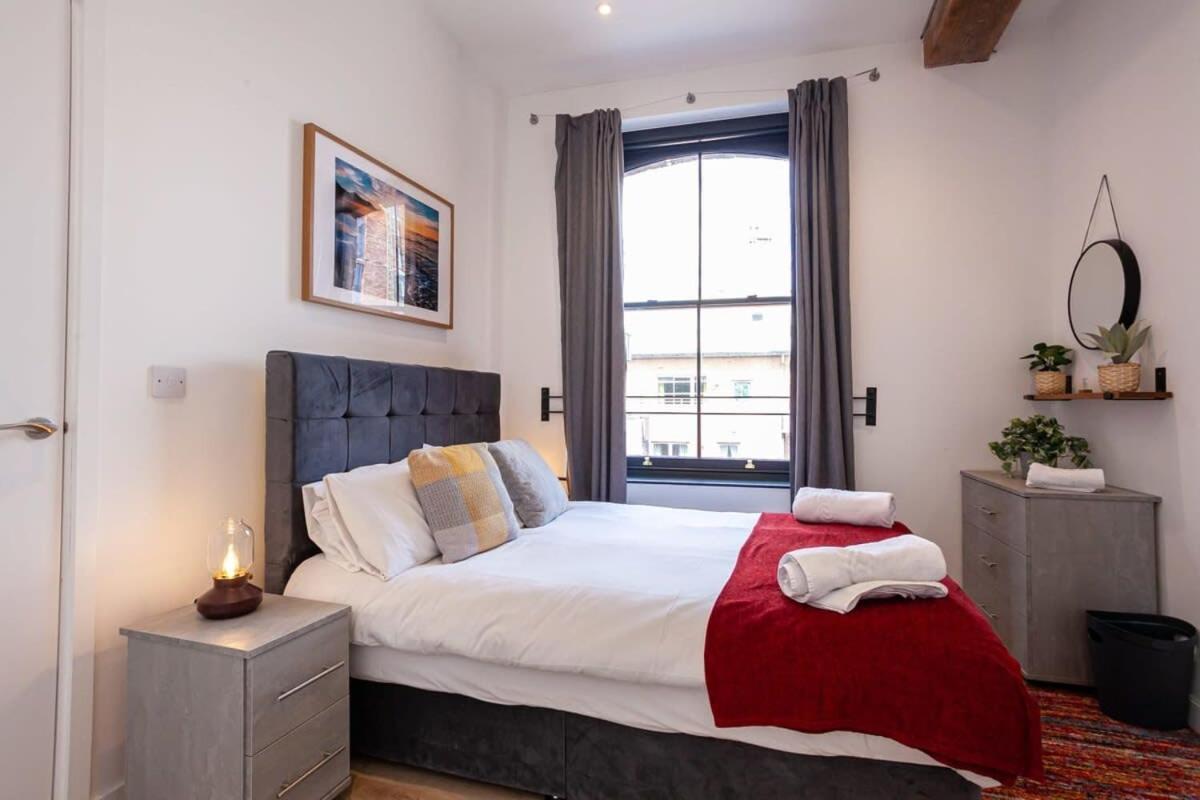 Superb 2bed 2bath 5min Walk To Victoria Station Apartment