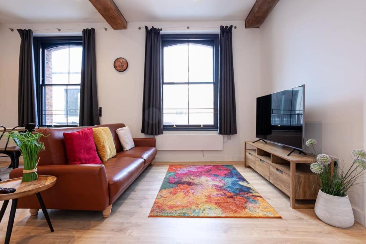 Superb 2bed 2bath 5min Walk To Victoria Station *