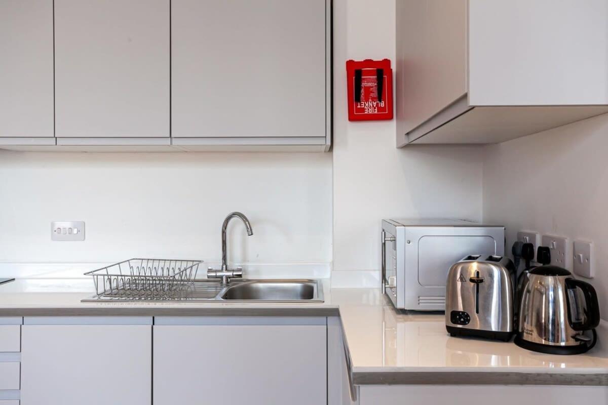 Superb 2bed 2bath 5min Walk To Victoria Station