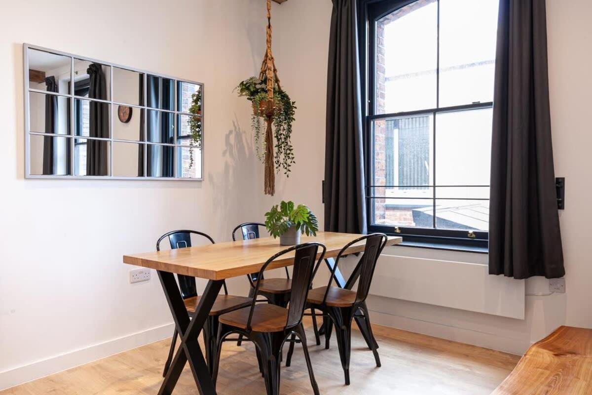 Superb 2bed 2bath 5min Walk To Victoria Station Apartment *