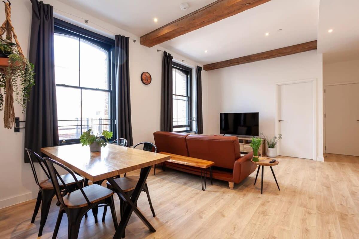 Superb 2bed 2bath 5min Walk To Victoria Station Manchester