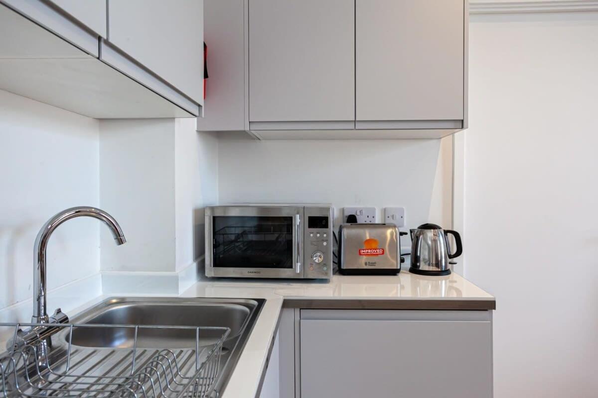 Apartment Superb 2bed 2bath 5min Walk To Victoria Station *