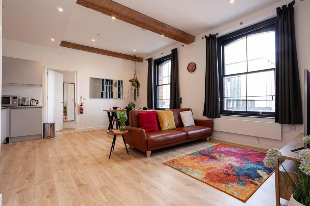 Superb 2bed 2bath 5min Walk To Victoria Station * Manchester