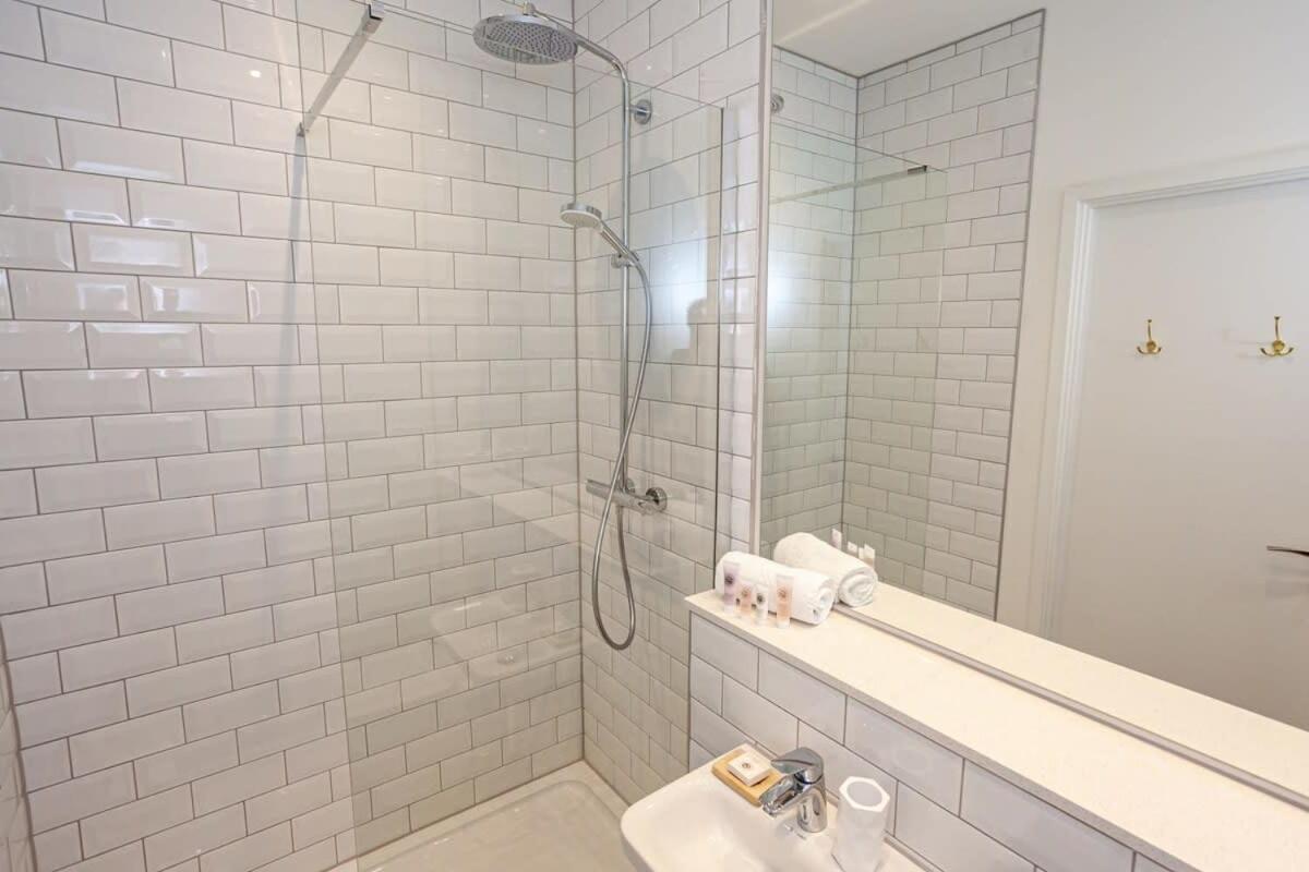 Superb 2bed 2bath 5min Walk To Victoria Station Manchester