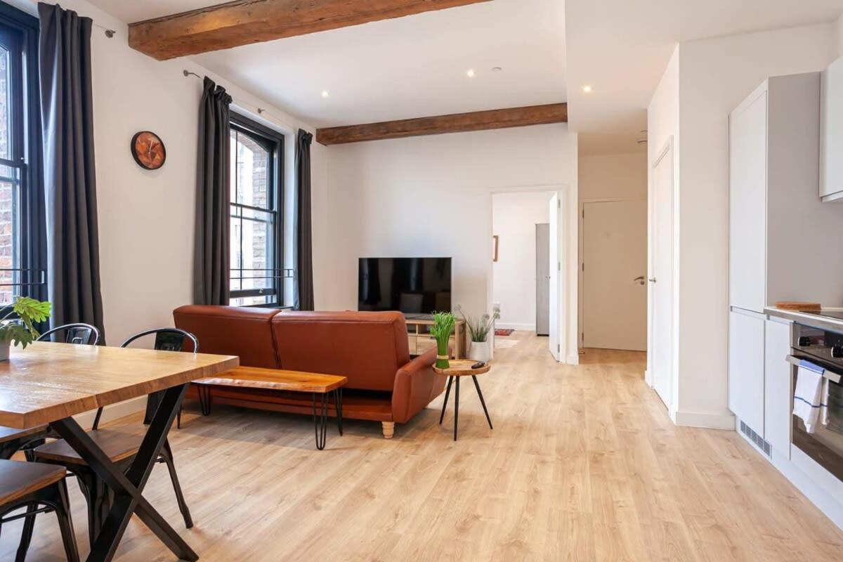 Superb 2bed 2bath 5min Walk To Victoria Station Apartment