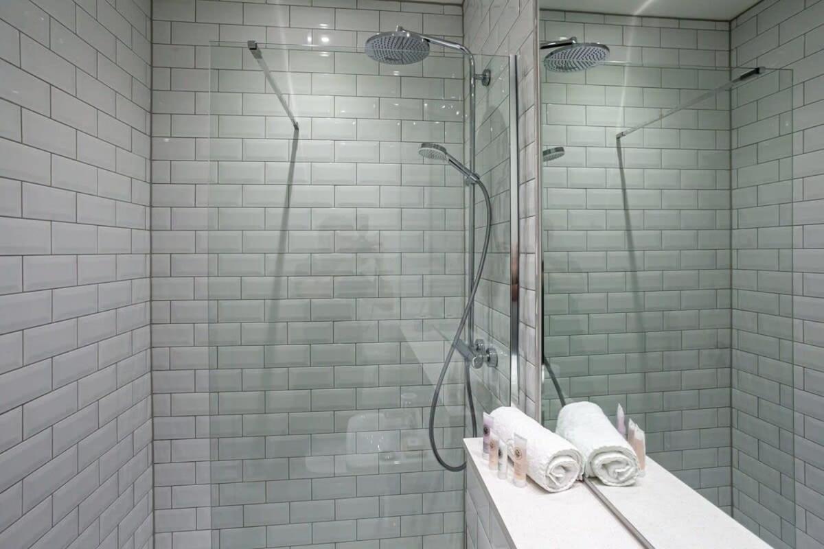 Superb 2bed 2bath 5min Walk To Victoria Station Manchester