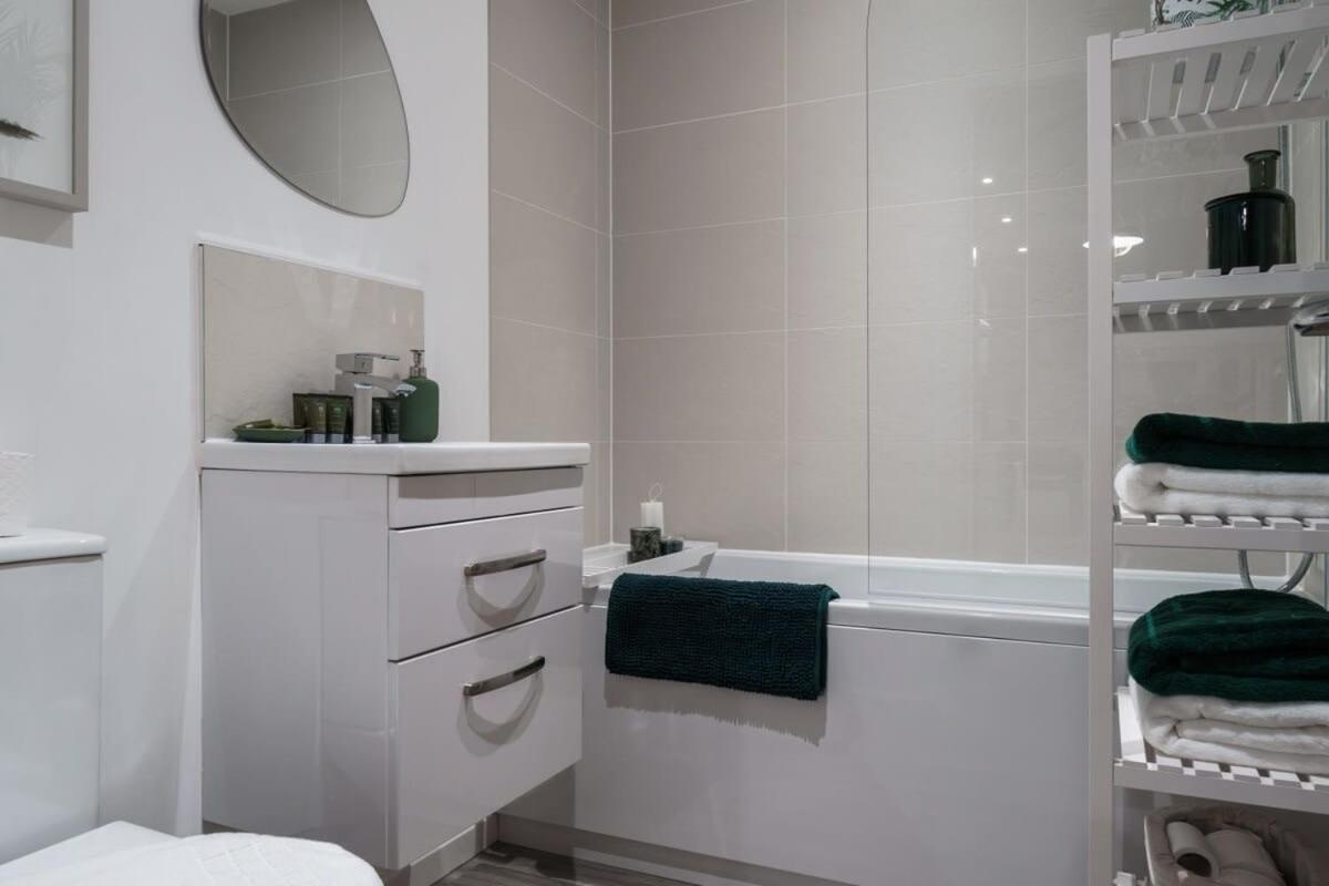 Lovely 2 Bed In - Sleeps 4 *