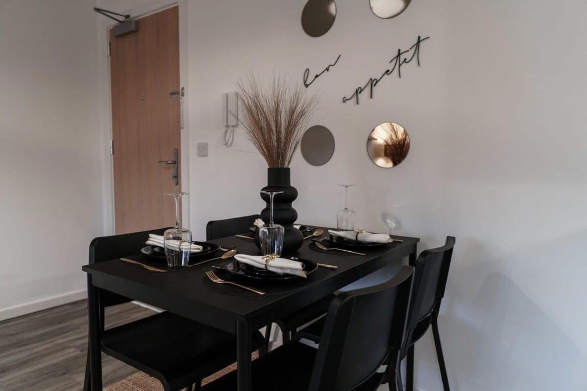 Lovely 2 Bed In - Sleeps 4 *