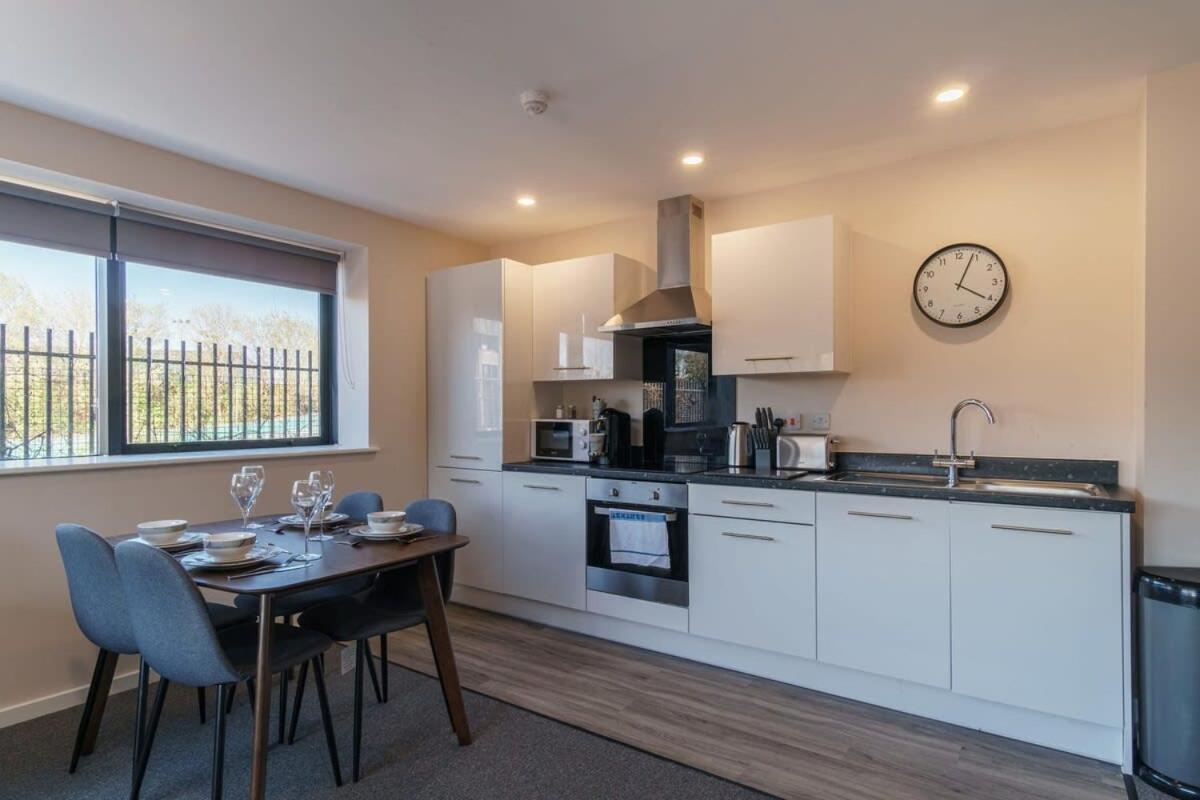 Contemporary 2 Bedroom Appartement *