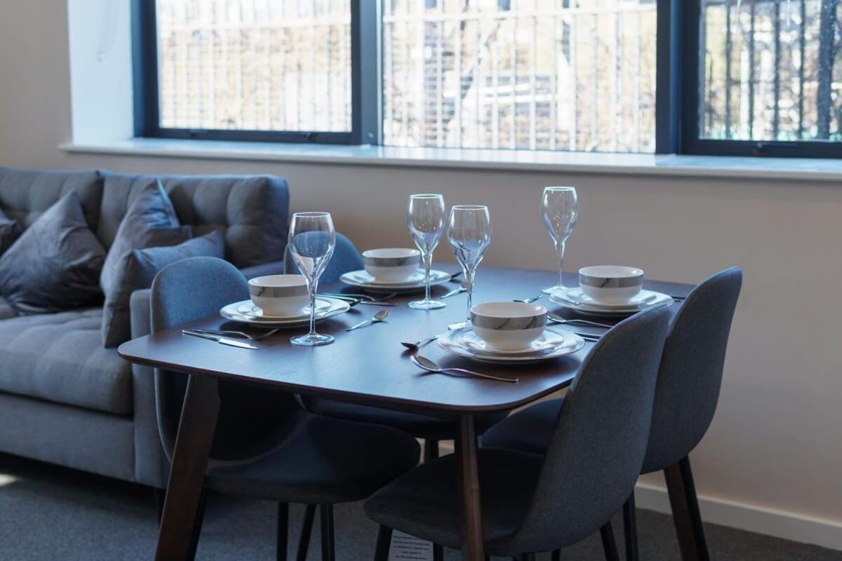 Contemporary 2 Bedroom Appartement *