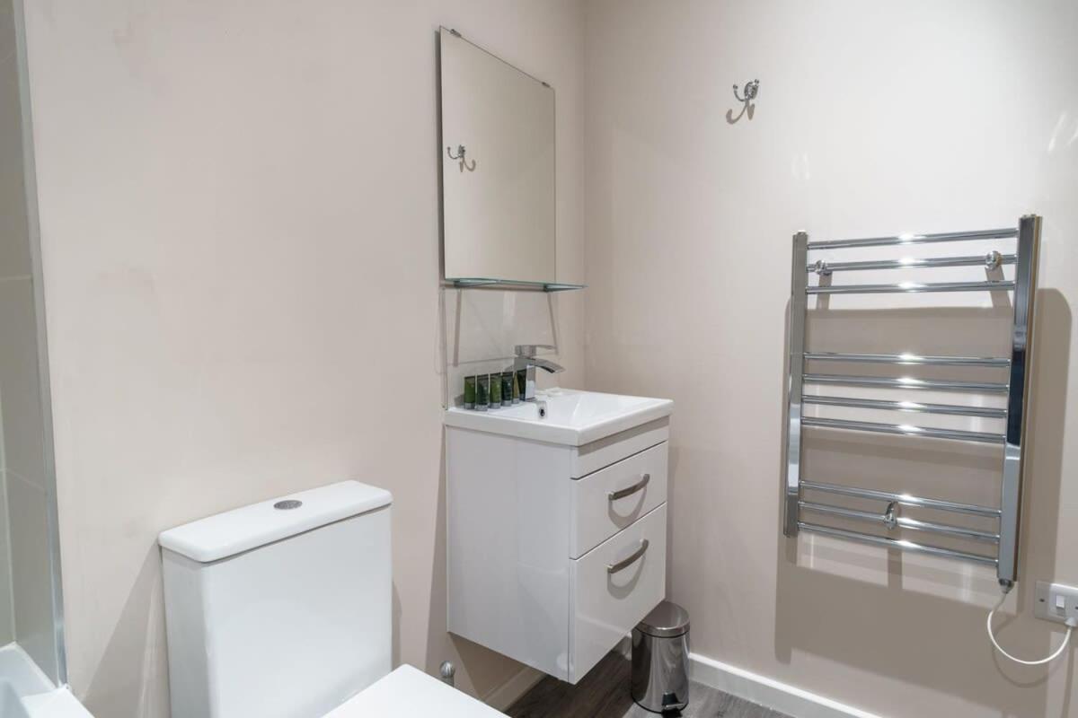Contemporary 1 Bed Flat - Sleeps 3 *