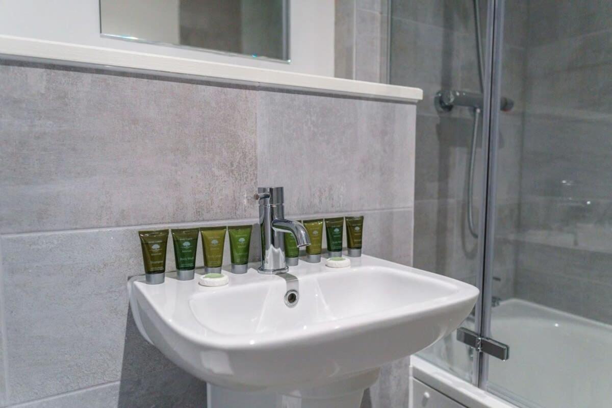 Stunning 2 Bed In Salford With Views *
