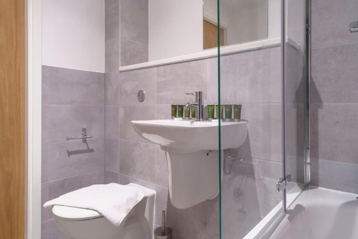 Stunning 2 Bed In Salford With Views