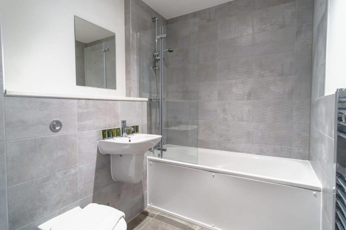 Stunning 2 Bed In Salford With Views *
