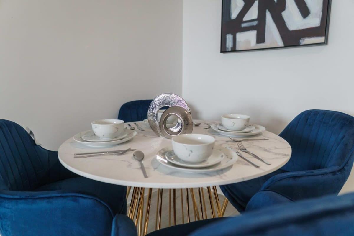 Stunning 2 Bed In Salford With Views Appartement *