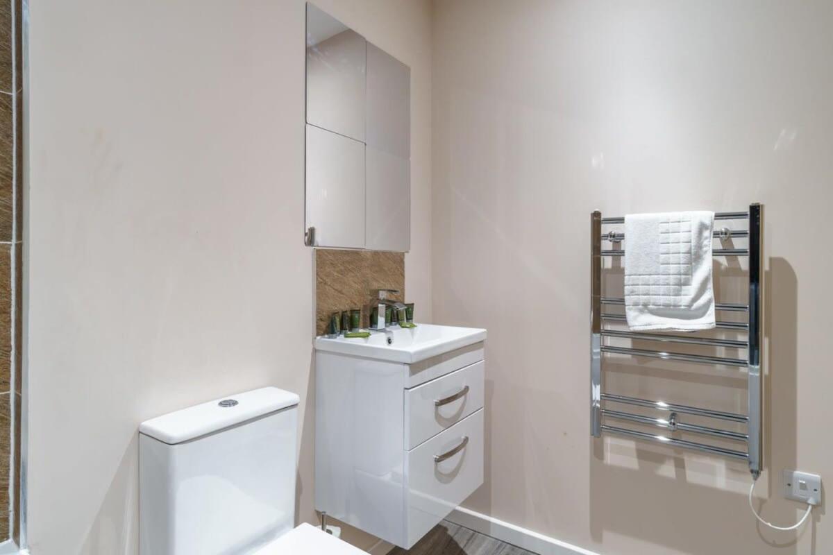 Modern 1 Bedroom - Sleeps 2 Apartment