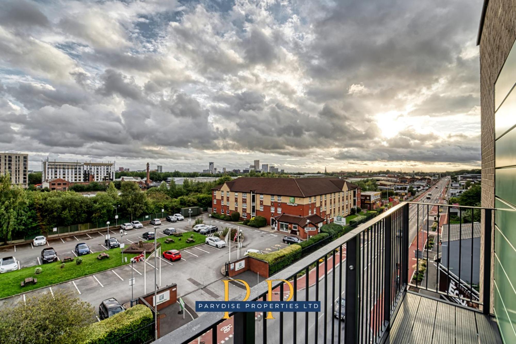 The Middlewood Plaza - By Parydise - Business Or Leisure Stays, Central Location, Sleeps 4, Salford *
