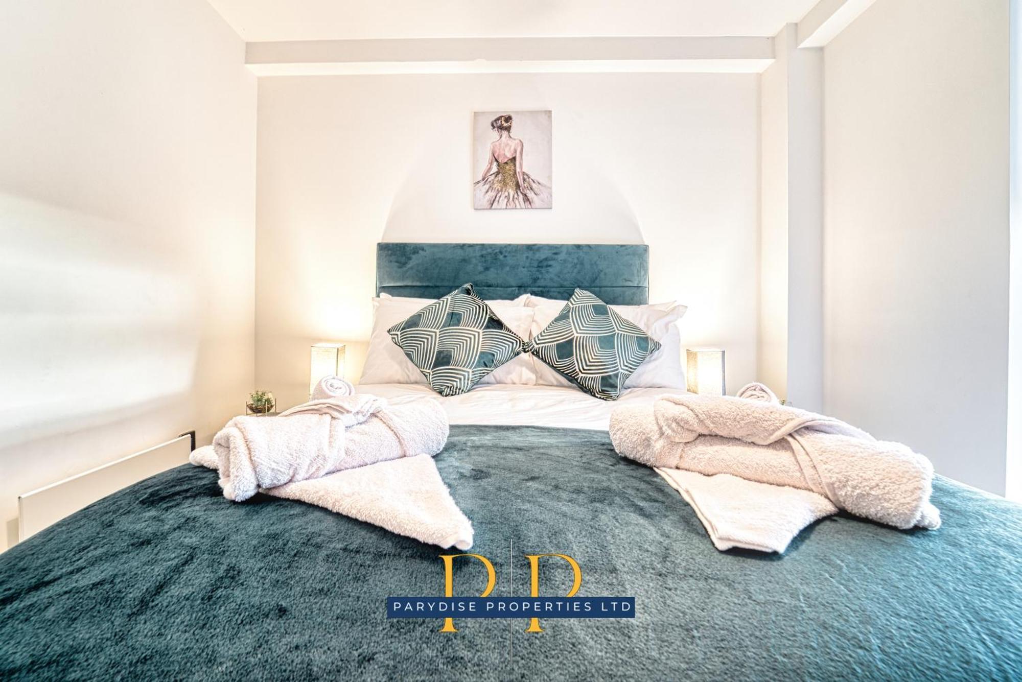 The Middlewood Plaza - By Parydise - Business Or Leisure Stays, Central Location, Sleeps 4, Salford *