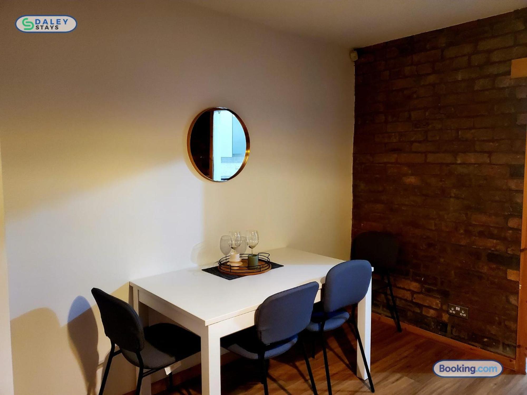 Lovely 3 Bedroom In -sleep 7 Manchester