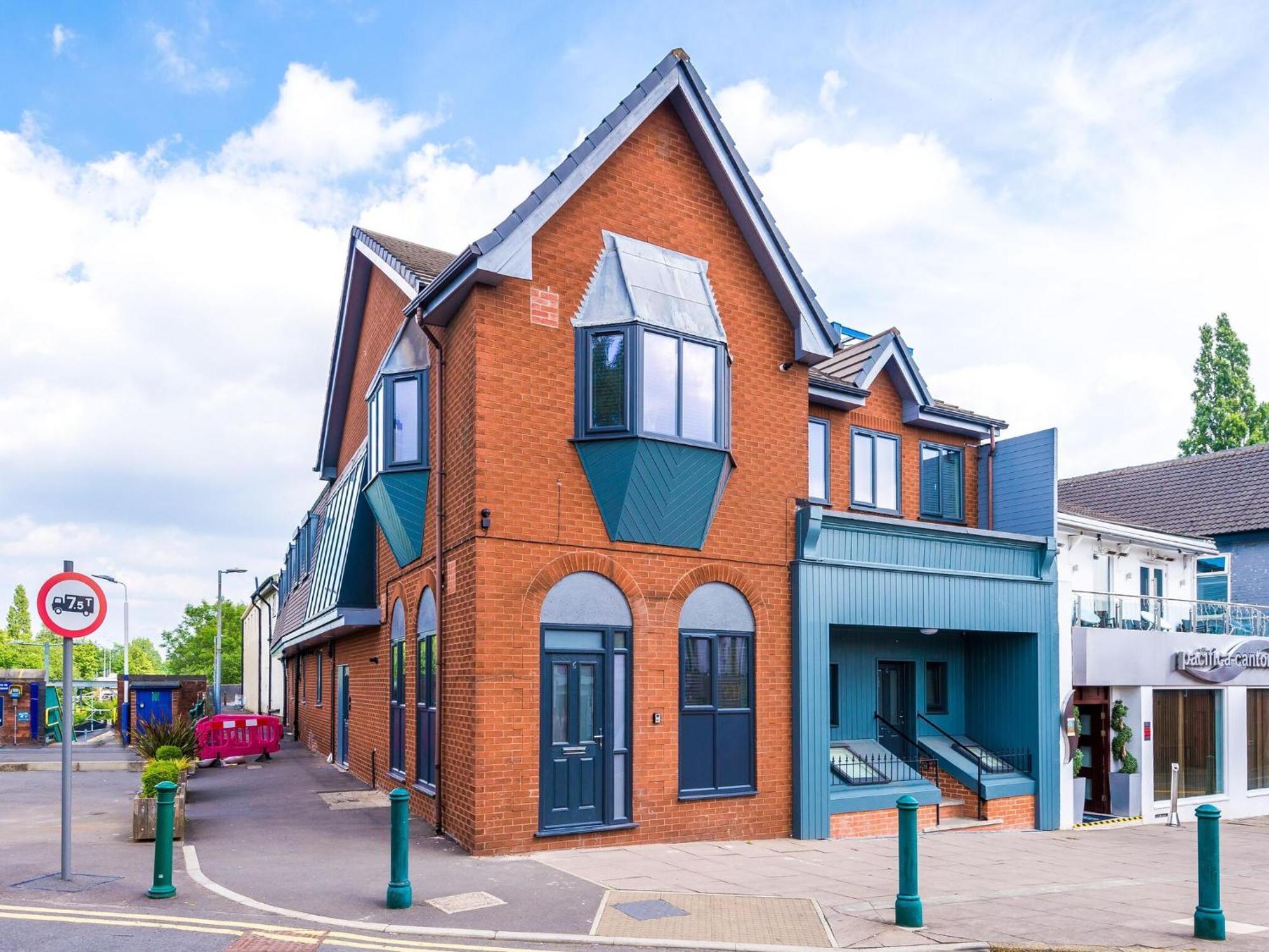 The Ecclesian Deluxe Near Trafford Centre Eccles Train Station * Manchester