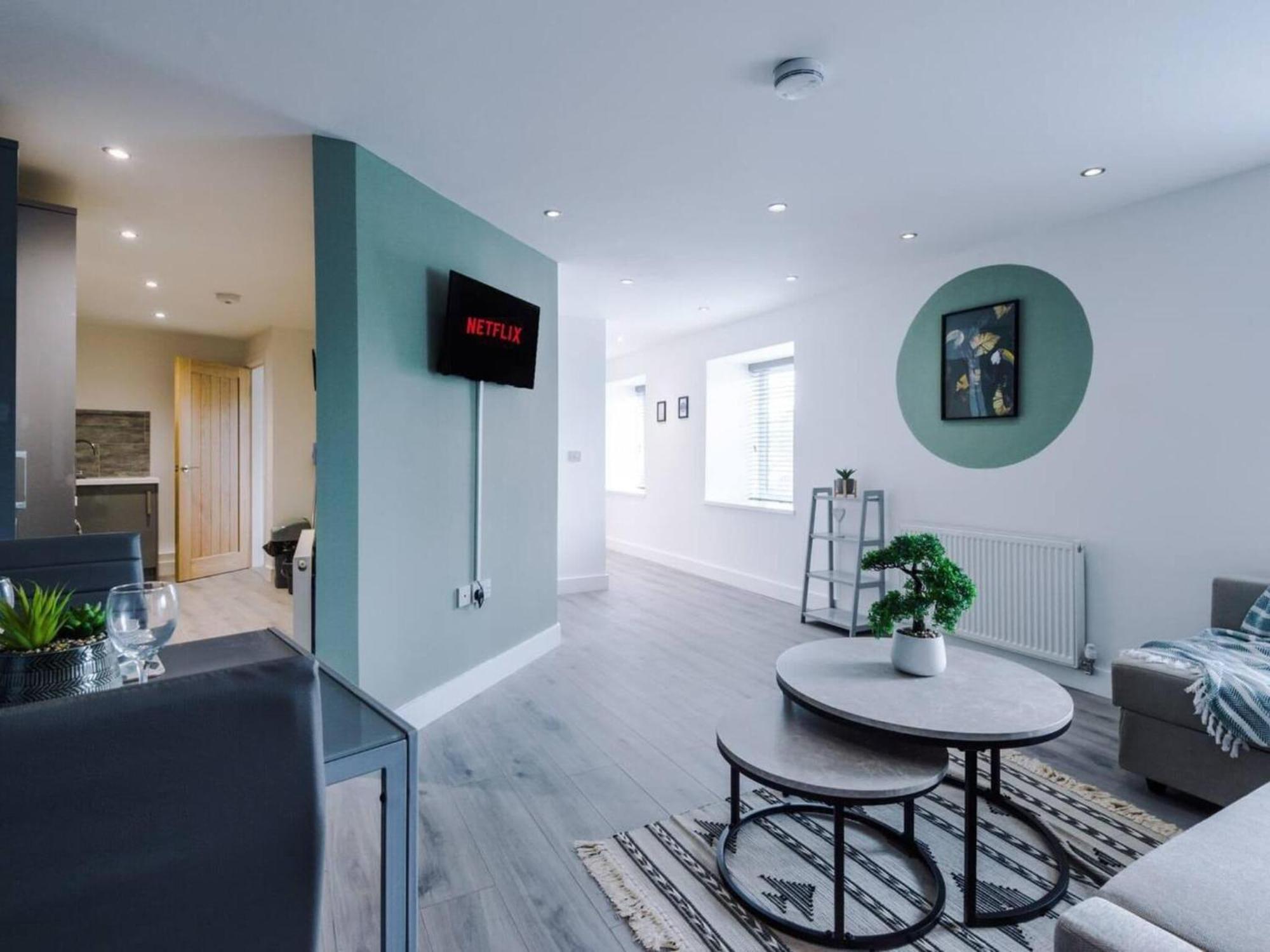 The Ecclesian Deluxe Near Trafford Centre Eccles Train Station Apartment *